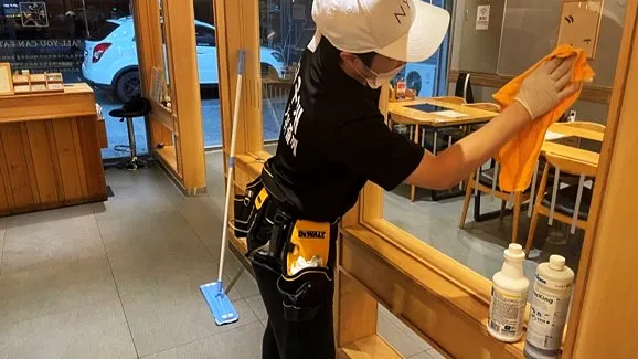 상업 공간 유리 표면을 청소하는 작업 모습